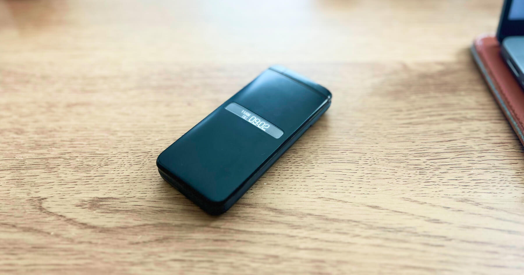 サムネイル画像: Kyocera GRATINA KYF39 Review: Embrace a Simple Life with a Budget-Friendly Flip Phone!