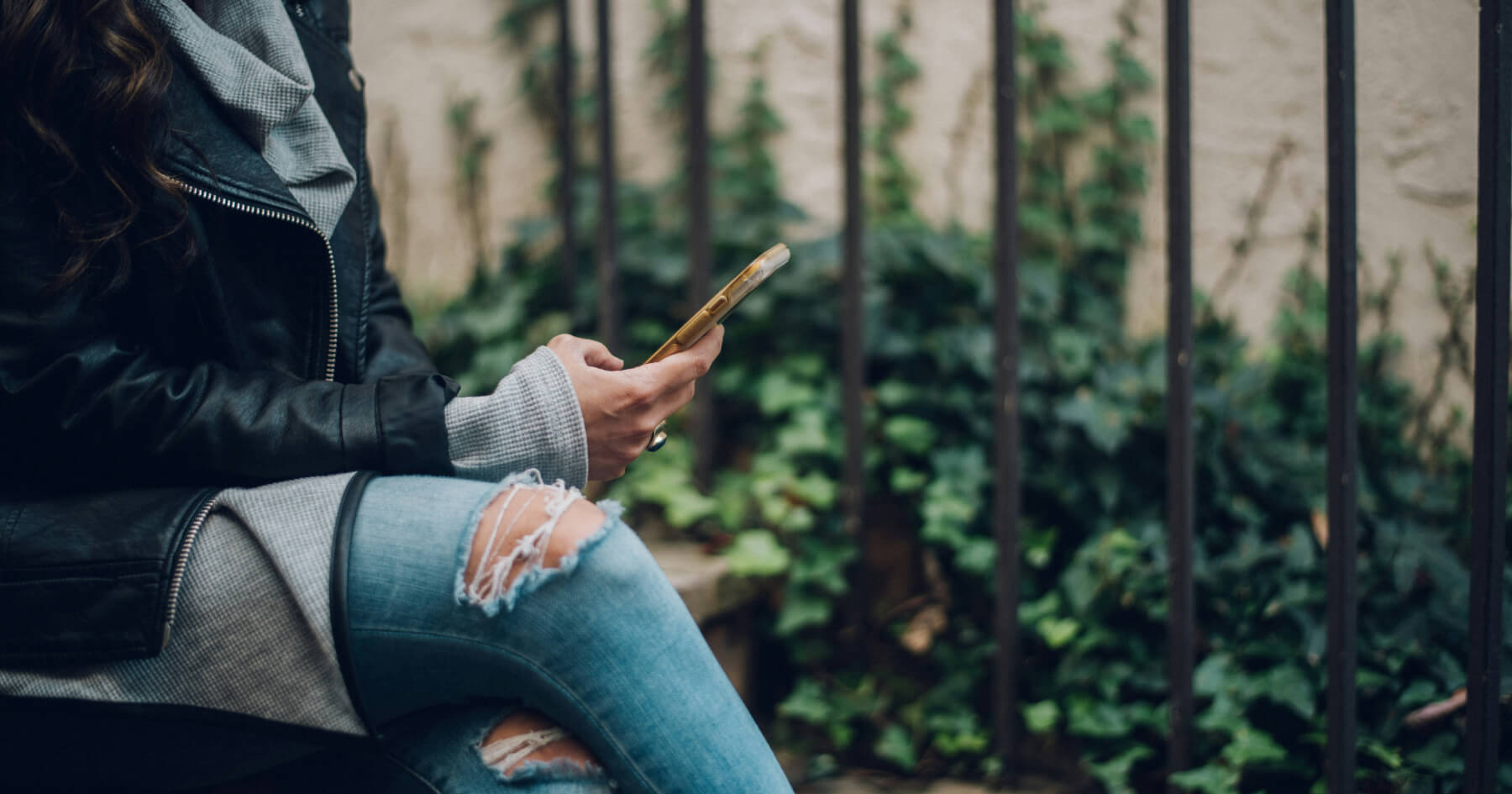 サムネイル画像: Finding Mental Clarity by Logging Out of Social Media: Benefits of an Offline Routine